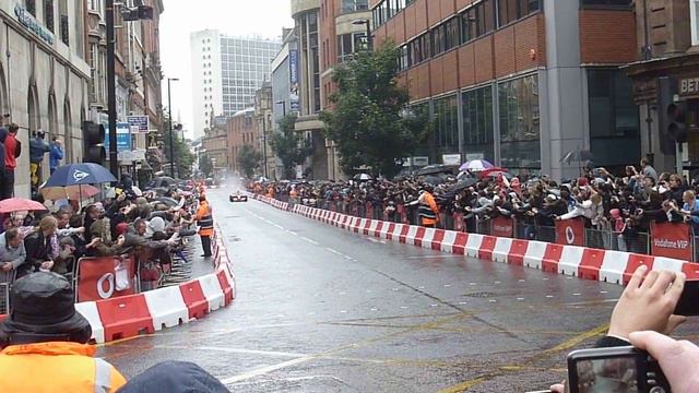 Vodafone VIP - Jenson Button driving his McLaren Mercedes on the streets on Manchester смотреть онлайн