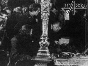 Вскрытие мощей Сергия Радонежского в Троице-Сергиевой Лавре (кинохроника, 1919 г.)