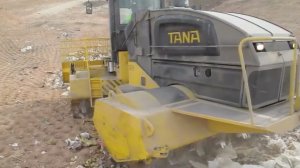 Каток уплотнитель TANA E520 на мусорном полигоне.
