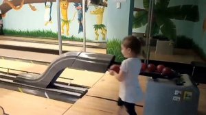 София играет в боулинг / дети и боулинг / боулинг для детей / bowling for children