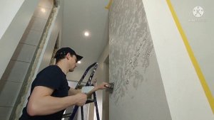 "Карта Мира" - нанесение декоративной штукатурки Травертин. Наносим шпателем Бихай.