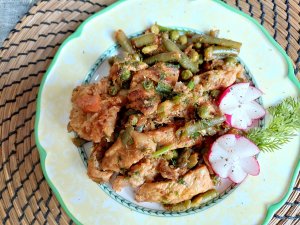 Мясо со стручковой фасолью и зелёным горошком. Идеальный союз овощей и мяса.