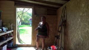 Наконец-то зашила стены сарая. Приехал Леша, продолжает строительство своего дома.