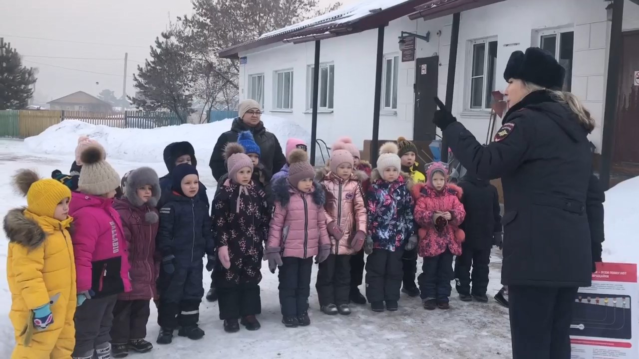 Сотрудники Госавтоинспекции Кемеровской области рассказали детям об основах безопасности на дорогах