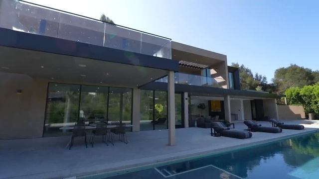 Inside a $10,750,000 Beverly Hills Modern Mansion With An Amazing Backyard! смотреть онлайн