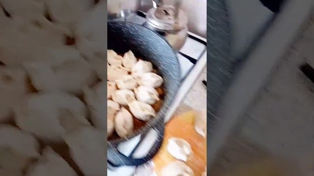 Домашние манты в жаровне.