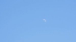 Освещенность Луны не совпадает с расположением Солнца на небе. что так затеняет Луну