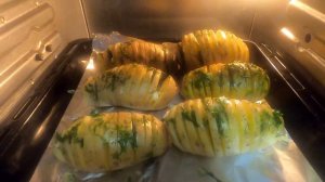 Запечённая картошка-гармошка с ветчиной и сыром под чесночной помазкой