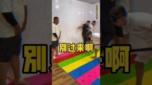 Screaming Chicken Blindfolded and Beating Man Challenge Shiatsu Board Here Comes Men's Simple Happi
