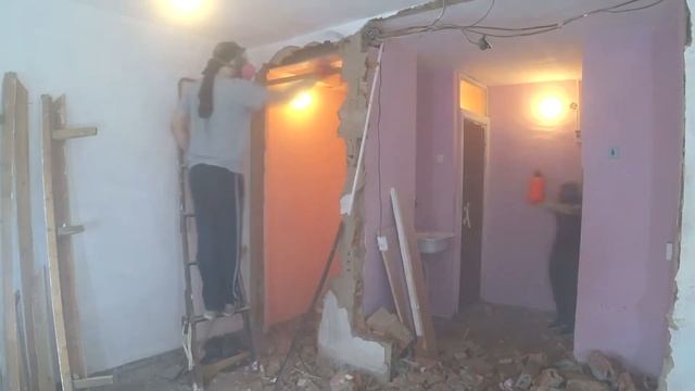 Демонтаж стен без перфоратора Как сломать стену