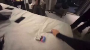 Скали Милано целует свою девушку Милану держа за Ж**У