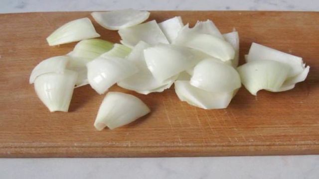 Картофель на шпажках, запеченный в фольге.