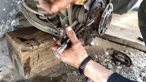 Заклинил суппорт.Что делать?Как извлечь поршень?The car's caliper is stuck.How to remove the piston