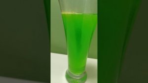 Добавляем в раствор метиленового синего шипучий витамин С.