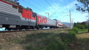 2ЭС4К-085 с поездом №35 Санкт-Петербург — Адлер.