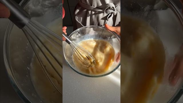 Вкус детства- булочки как пух с мучной посыпкой. Прям как в школе в столовой.