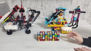 Роботы из наборов LEGO для решения головоломки «Кубик Рубика».