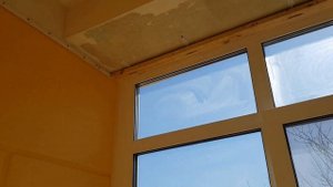 Установка парящего профиля  на базовый  потолок. Смотрится необычно!!