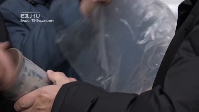 В Богдановиче вскрыли капсулу времени которую заложили 50 лет назад