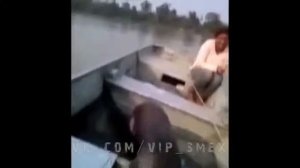 Наглая Выдра забирает рыбу у рыбаков