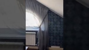 Дизайн штор для мансардного окна. Стильный кабинет на мансарде.