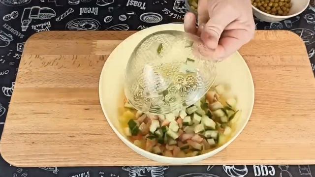 Салат Оливье с  креветками  и кальмарами . Рецепт 30 летней давности .