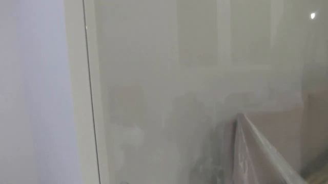 Раздвижная межкомнатная перегородка из прозрачного стекла. Стеклянные двери из каленного стекла.