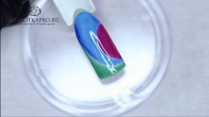 Яркий модный дизайн на ногтях витражными гель-лаками