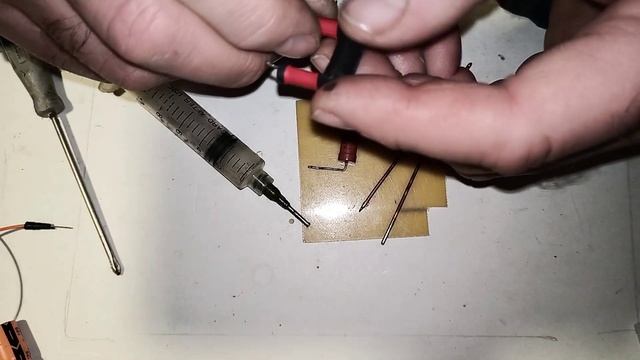 Как безопасно разрядить электролитический конденсатор! Делаем разрядник. смотреть онлайн