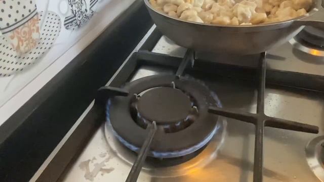 Просто объедение, это очень вкусно — пельмени на сковороде со сметаной и сыром смотреть онлайн