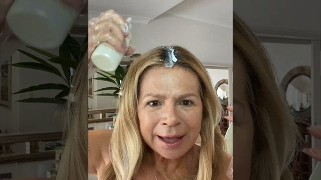 Colouring your roots with Color & Soin permanent plant based hair dye. смотреть онлайн