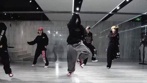 Group Hip Hop Dance Top/Basic Hip Hop Dance Movements/Alexander A
