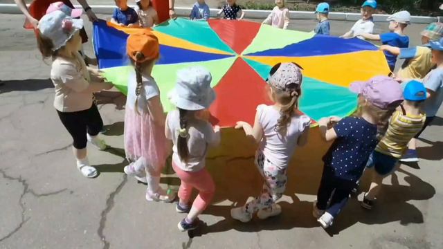 С началом лета и днём Защиты детей! Желаем множества поводов для радости и счастливых моментов! смотреть онлайн