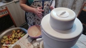 Яблочный сок с помощью соковыжималки Салют и автоклава Домашний стандарт