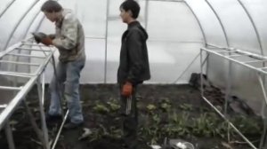 Раскладные стелажи в арочной теплице