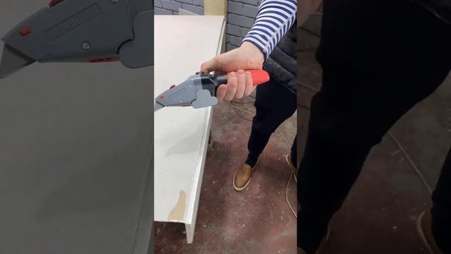 Drywall knife with built-in tape measure \ Нож для гипсокартона с встроенной рулеткой