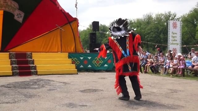 Этнический индейский танец.