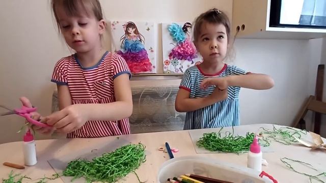 Виктория и София создают новые прически для бумажных принцесс. Как они это сделали? смотреть онлайн