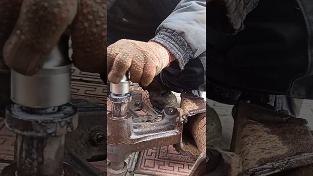 Выкручиваем сломанный болт подвески шаровой ГАЗ 31105
