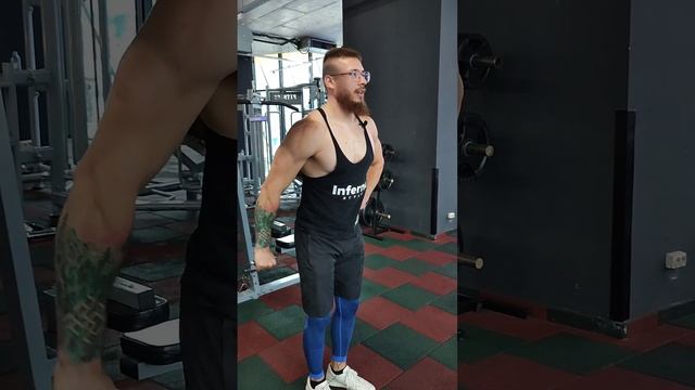 Махи перед собой в кроссовере одной рукой. Тренировка плеч.