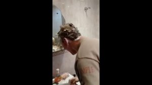 Способ как помыть голову под раковиной!