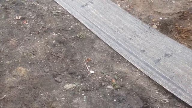Как быстро разрезать рубероид пополам без ножа (строительный лайфхак)