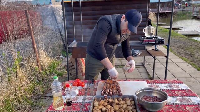 Куриные сердечки, говяжья печень и грибы на мангале смотреть онлайн