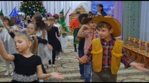 "Новогоднее танцевальное попурри". Красивый вход на новогодний утренник. Подготовительная группа