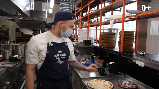 Готовим пиццу! Рецепт от ресторана Pepe&Roni смотреть онлайн