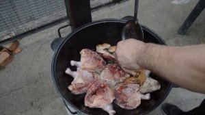 Цыплята-корнишоны в казане,в винном соусе.