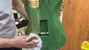 Покраска гитары маслом