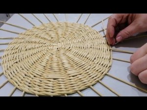 Мой первый шедевр. Подставка под горячее. Плетение из газетных трубочек.