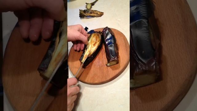 Икра из синх. Как ее делают в Одессе. запеченные баклажаны с сырыми помидорами. смотреть онлайн