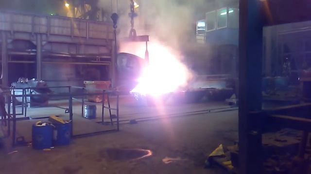 Слив шлака. Металлургия смотреть онлайн